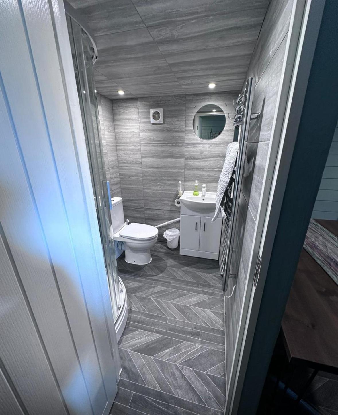 Cozy Cabin Independent Ensuite Guildford Exterior photo