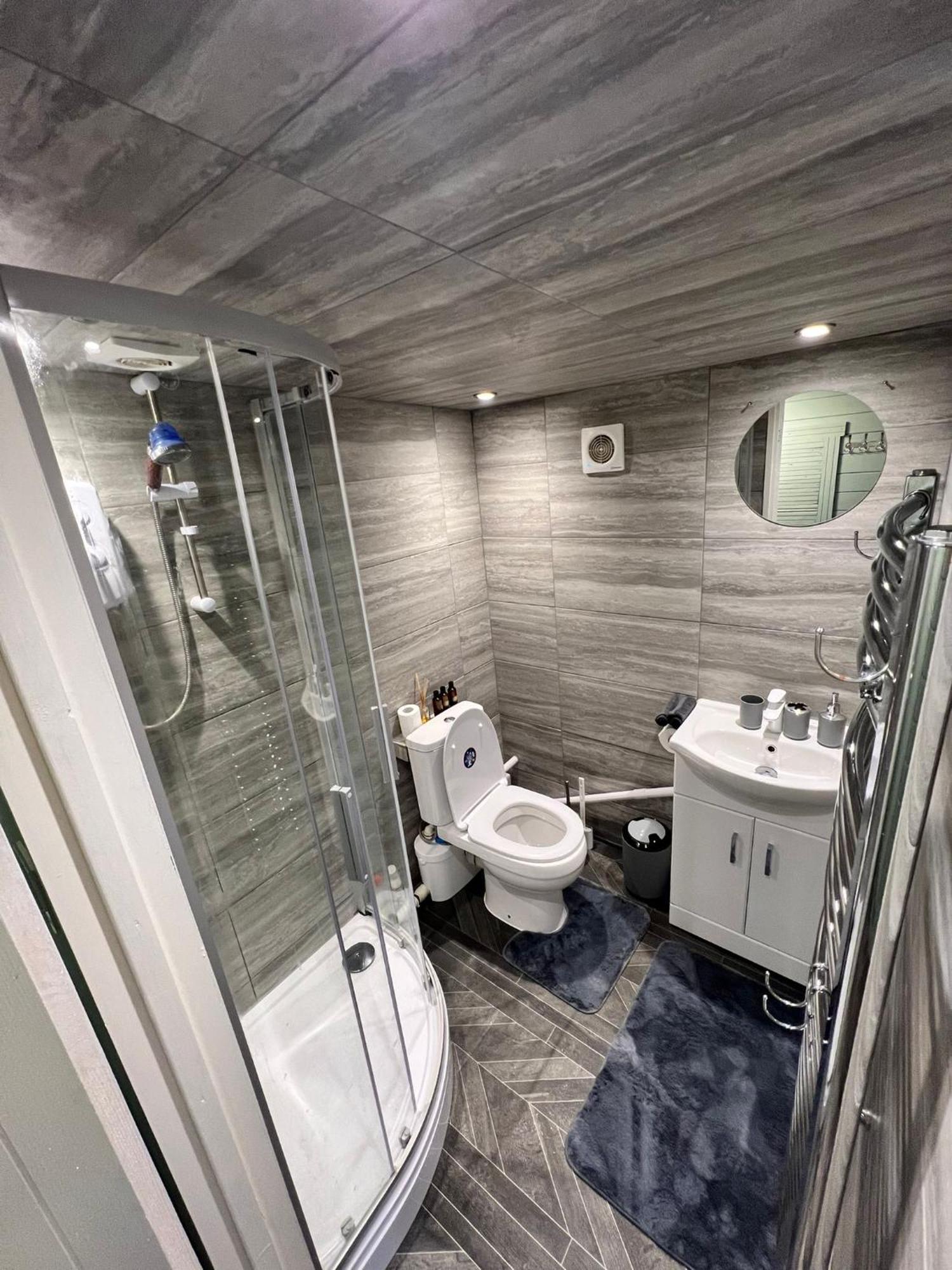 Cozy Cabin Independent Ensuite Guildford Exterior photo