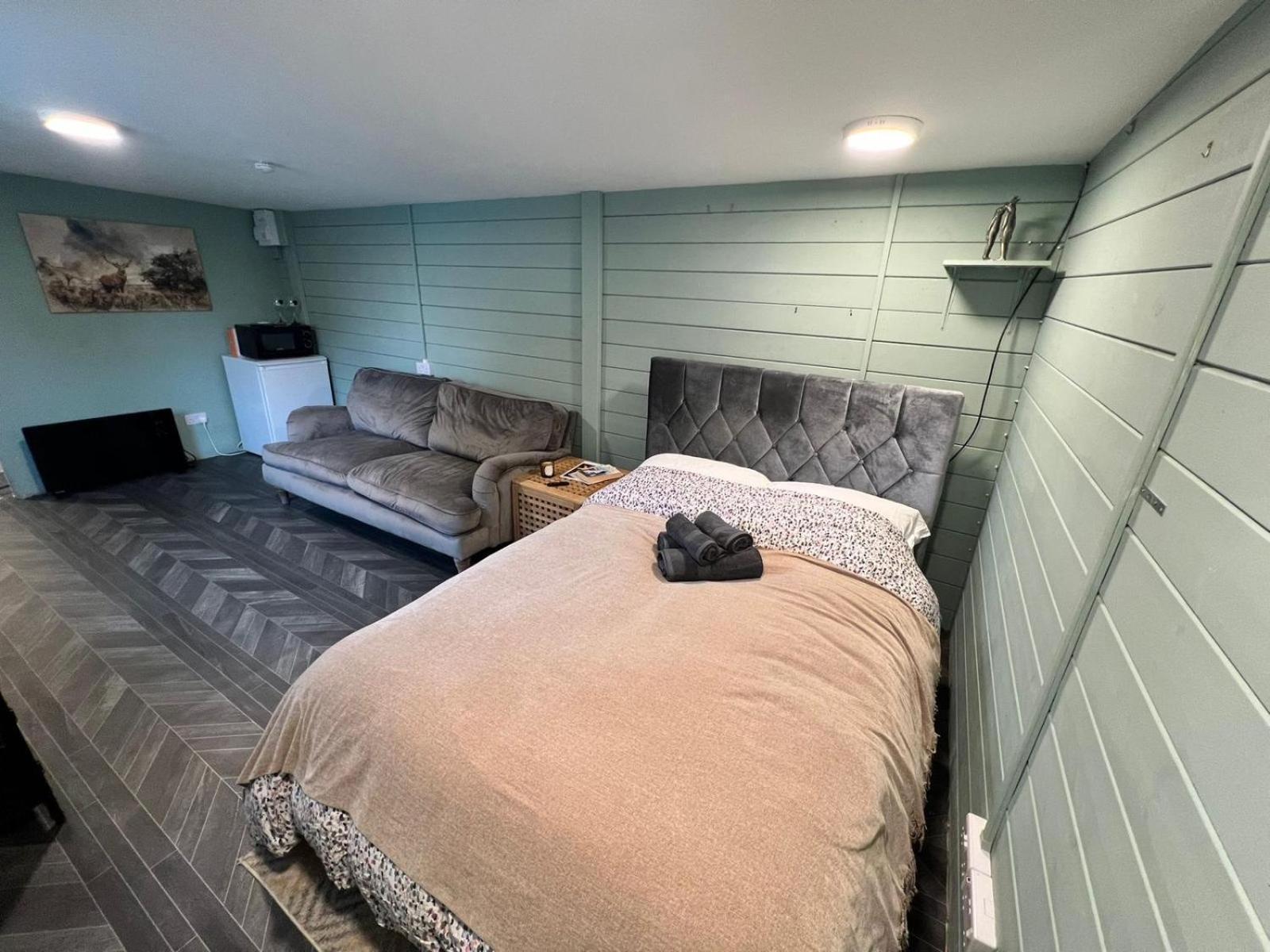 Cozy Cabin Independent Ensuite Guildford Exterior photo