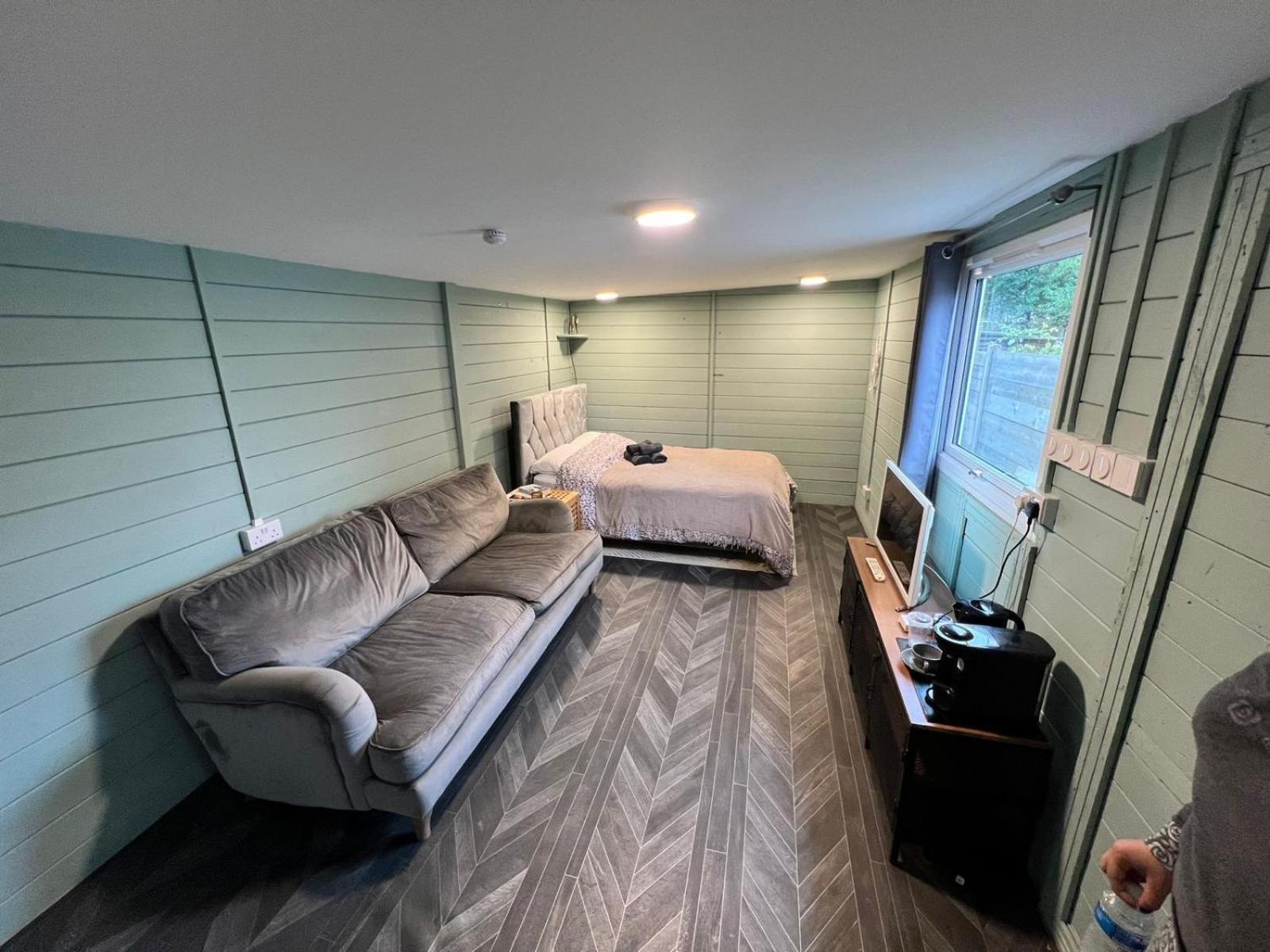 Cozy Cabin Independent Ensuite Guildford Exterior photo